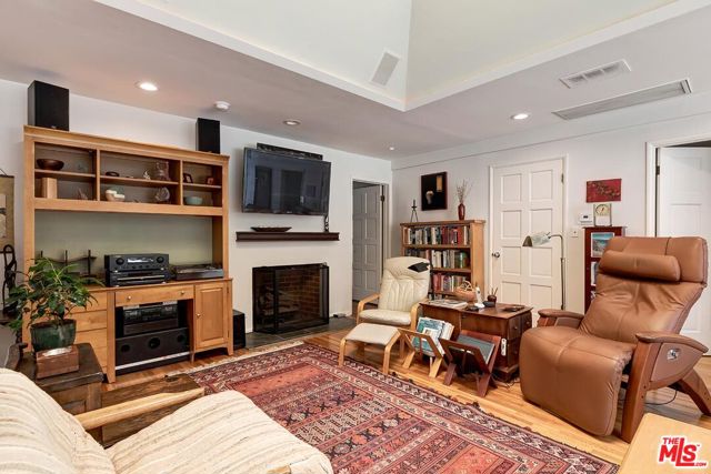 3238 Corinth Avenue, Los Angeles CA: https://media.crmls.org/mediaz/4ba30f8f-cdef-4af3-86c3-b721a8367952.jpg