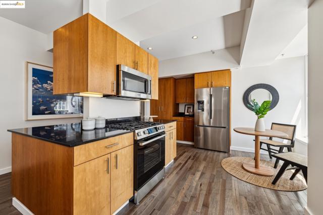 1615 Broadway, Oakland CA: https://media.crmls.org/mediaz/4ba31def-de53-4e18-a6c2-7b6c8d9bd5c1.jpg