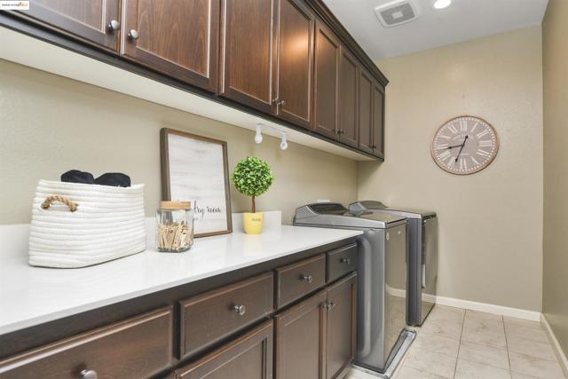 847 Dunmore St, Oakley CA: https://media.crmls.org/mediaz/4ba3c893-2a28-4009-8754-c0ec33431558.jpg