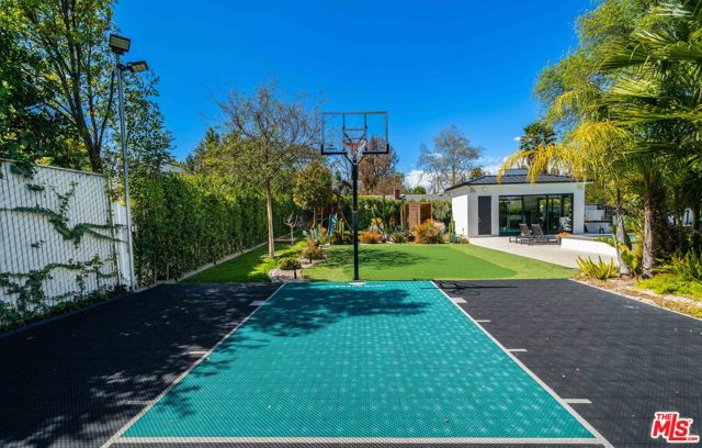 18938 Wells Drive, Tarzana CA: https://media.crmls.org/mediaz/4ba4a0f4-acd9-45ba-8369-9c074241220e.jpg