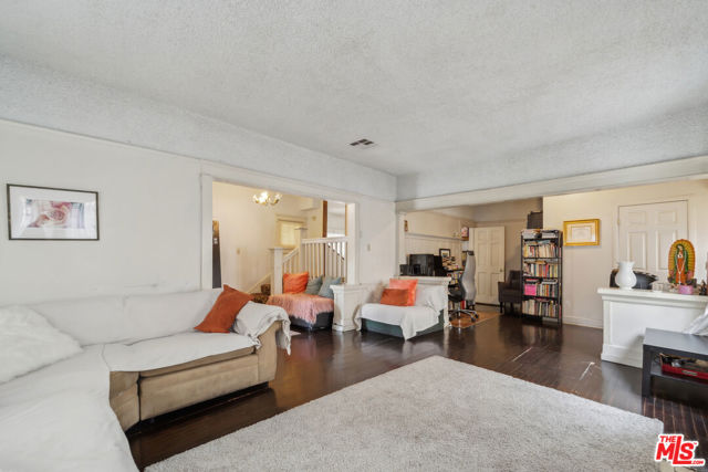 1946 S La Salle Avenue, Los Angeles CA: https://media.crmls.org/mediaz/4ba4cb41-35f8-4b9e-8d01-3b3119bc276f.jpg