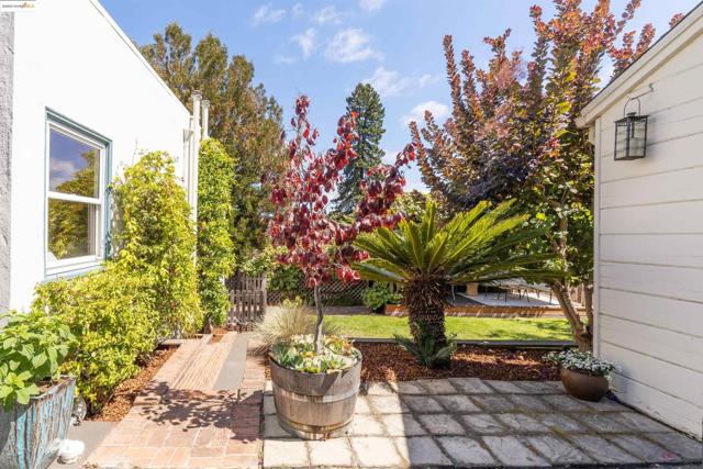 2451 Carmel St, Oakland CA: https://media.crmls.org/mediaz/4ba51b43-91cd-48aa-bb7e-8df9e26348a3.jpg