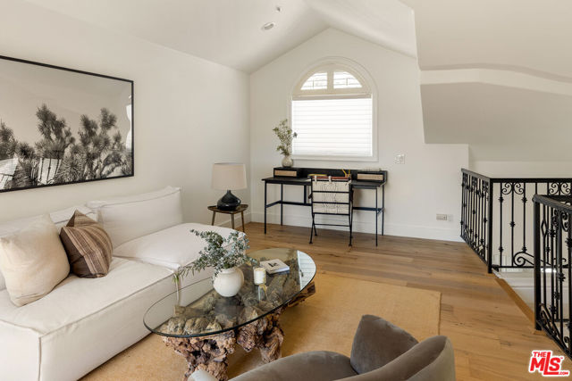 911 7th Street, Santa Monica CA: https://media.crmls.org/mediaz/4ba585a8-f82e-4dfc-8e3f-2c21035aad83.jpg