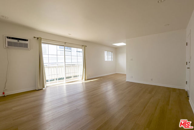 1144 10th Street, Santa Monica CA: https://media.crmls.org/mediaz/4ba59794-6347-4305-bcef-379f7a1e385c.jpg