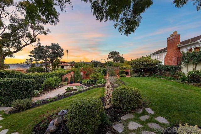 7725 Whitefield Pl, La Jolla CA: https://media.crmls.org/mediaz/4ba59c2c-6e33-4813-94af-d47cf85e121e.jpg