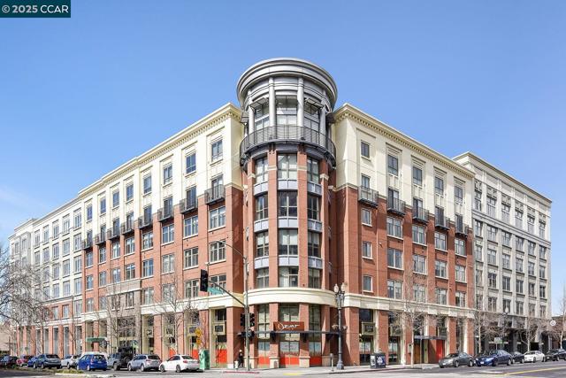 438 W Grand Ave, Oakland CA: https://media.crmls.org/mediaz/4ba634d8-cbe5-416c-8a06-2eabf11a6174.jpg
