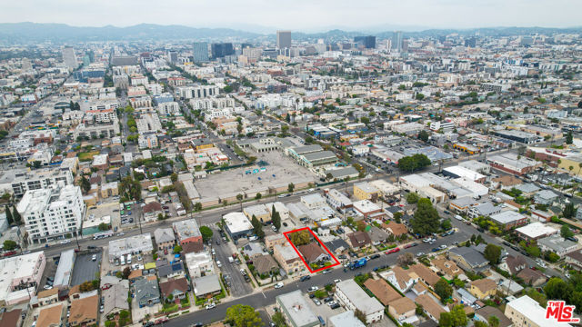 2905 W 14th Street, Los Angeles CA: https://media.crmls.org/mediaz/4ba74341-f77e-4b99-a900-9e931fb800d9.jpg