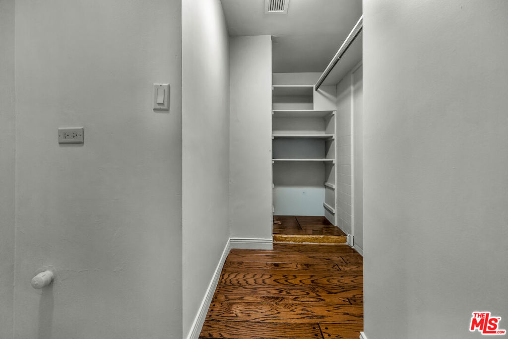 https://media.crmls.org/mediaz/4ba998fc-f41f-4f96-bc42-f0751866a22f.jpg?preset=X-Large