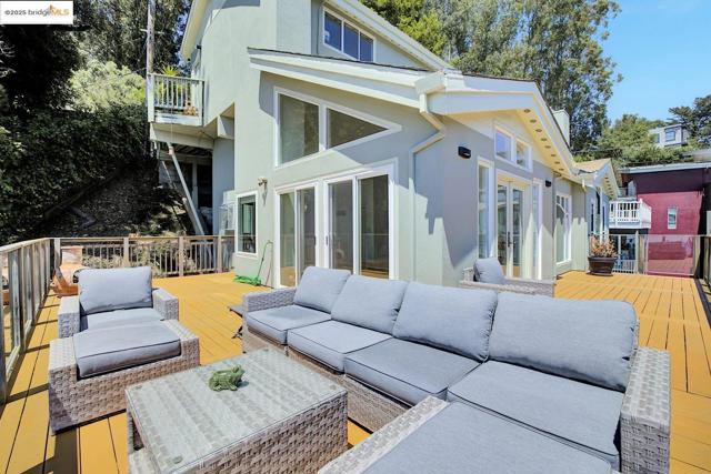 7075 Elverton Dr, Oakland CA: https://media.crmls.org/mediaz/4ba9d2e5-e8c0-4d81-b9f5-b69a69db0ab3.jpg