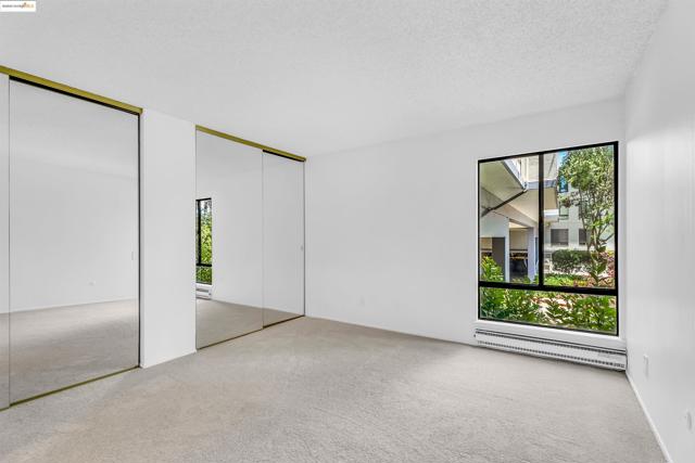 7 Commodore Dr, Emeryville CA: https://media.crmls.org/mediaz/4baa8352-8f77-416c-87f7-69a6ed112d38.jpg