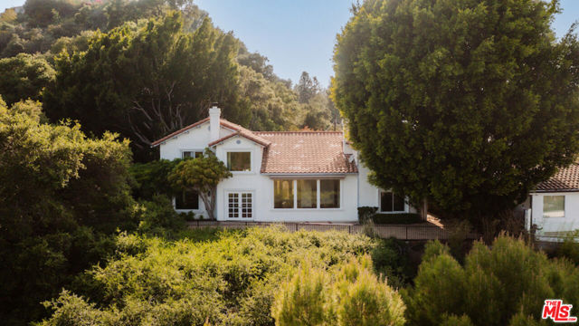 10900 Terryview Drive, Studio City CA: https://media.crmls.org/mediaz/4bac100b-1537-4b77-ae26-b834702fae11.jpg