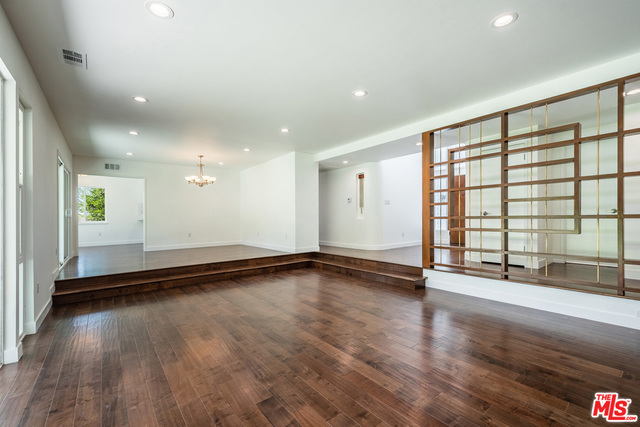 5412 S HOLT Avenue, Los Angeles CA: https://media.crmls.org/mediaz/4bac23c0-1406-4dc4-bd5b-8699bdf7d3e7.jpg