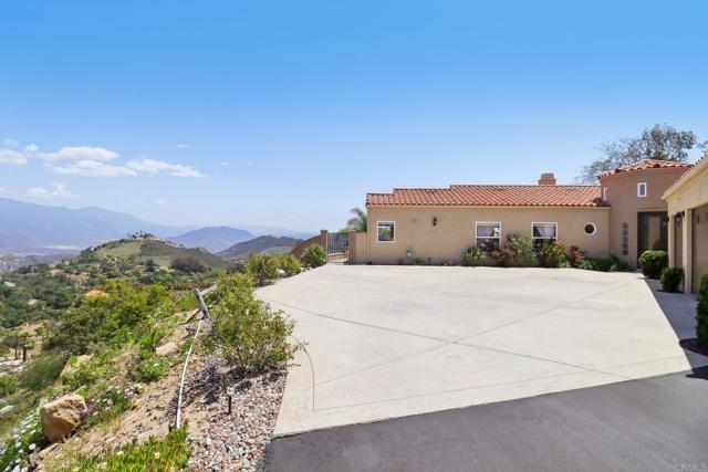 944 Rainbow Crest Road, Fallbrook CA: https://media.crmls.org/mediaz/4bac5c92-a20d-446a-8f6c-f50d799f5e38.jpg