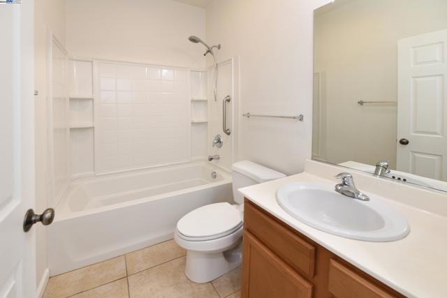 660 Mazzolo Dr, Lincoln CA: https://media.crmls.org/mediaz/4bac684c-d483-4ec7-a92d-ae18a4daa8d1.jpg