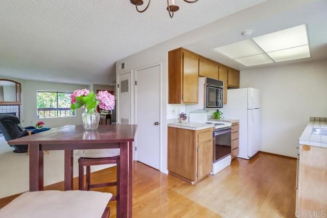 Detail Gallery Image 8 of 37 For 1762 Locust St #4,  San Diego,  CA 92106 - 2 Beds | 2/1 Baths