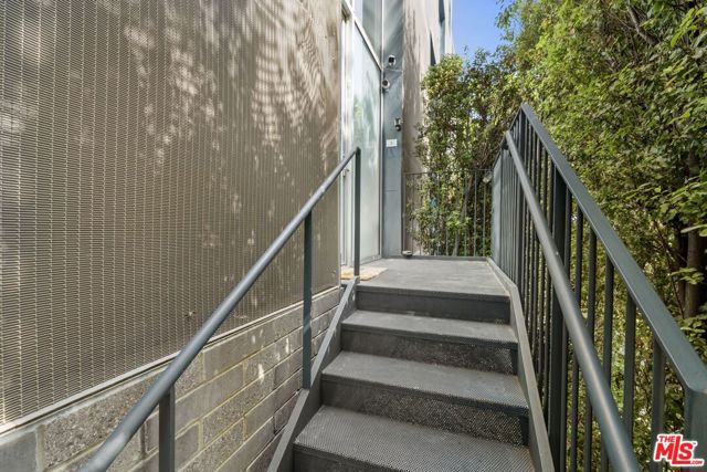 7917 Willoughby Avenue, Los Angeles CA: https://media.crmls.org/mediaz/4bad8553-8bd3-40ad-a613-77d19060149a.jpg