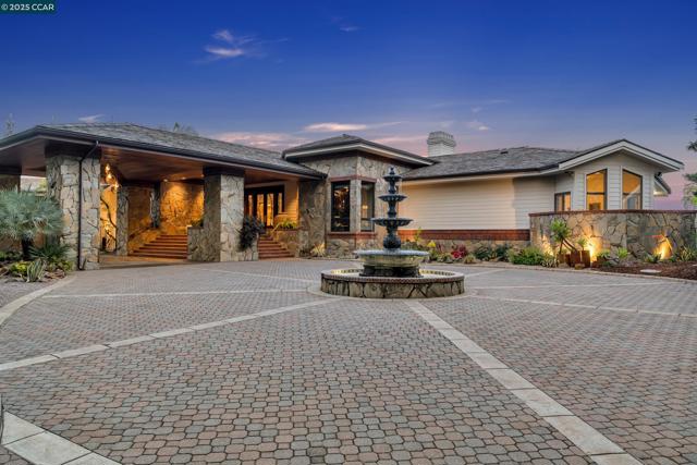 1121 Eagle Nest Ct, Danville CA: https://media.crmls.org/mediaz/4badd825-7d35-4022-8c09-ca24da727a7c.jpg