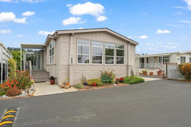 16 Primrose Street, Aptos CA: https://media.crmls.org/mediaz/4baf99a0-1441-4e97-ae56-04520c073be6.jpg