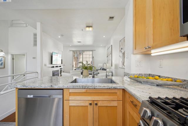385 Montecito Way, Milpitas CA: https://media.crmls.org/mediaz/4bb0cad6-a0ea-4f3a-8af7-5247f0a4271c.jpg