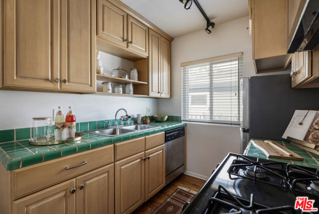 122 Thornton Place, Venice CA: https://media.crmls.org/mediaz/4bb165e3-6919-42de-8f7b-81a4b82aea3b.jpg