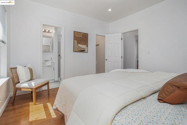 879 45Th St, Oakland CA: https://media.crmls.org/mediaz/4bb26bc6-4285-490f-b9d7-6cb251609aee.jpg