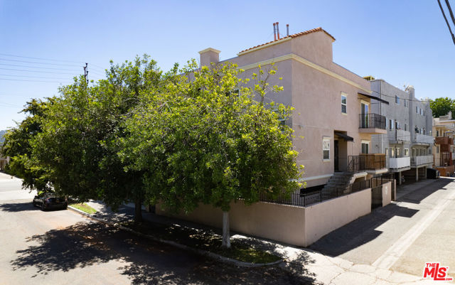 10835 Camarillo Street photo 6