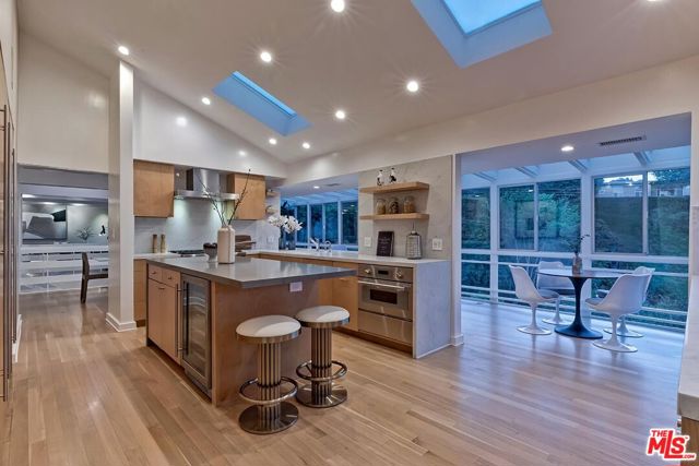 9316 Beverly Crest Drive, Beverly Hills CA: https://media.crmls.org/mediaz/4bb2e395-c457-441b-907b-ba2858f69112.jpg