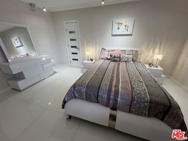 201 Ocean Avenue, Santa Monica CA: https://media.crmls.org/mediaz/4bb41486-b165-47ff-86f2-f57abd219e58.jpg