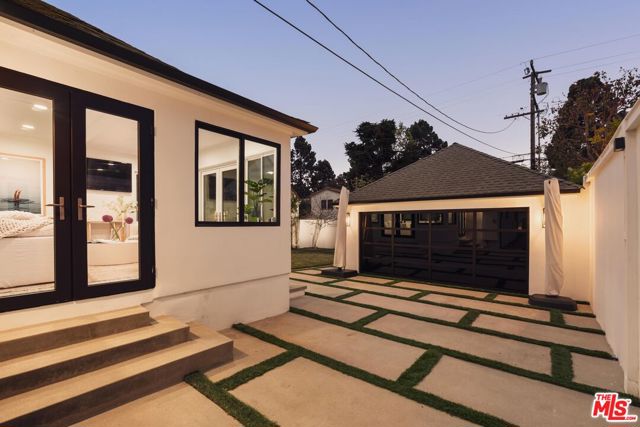 324 15th Street, Santa Monica CA: https://media.crmls.org/mediaz/4bb4317f-f80e-4a3f-be2e-7b6488191ce0.jpg