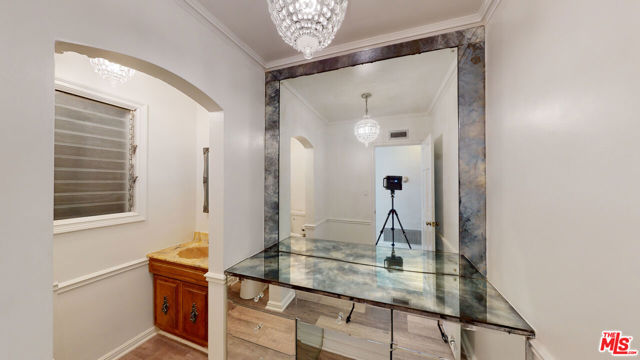 525 N Rexford Drive, Beverly Hills CA: https://media.crmls.org/mediaz/4bb67a70-0d27-4ce7-9162-94875f18c9de.jpg