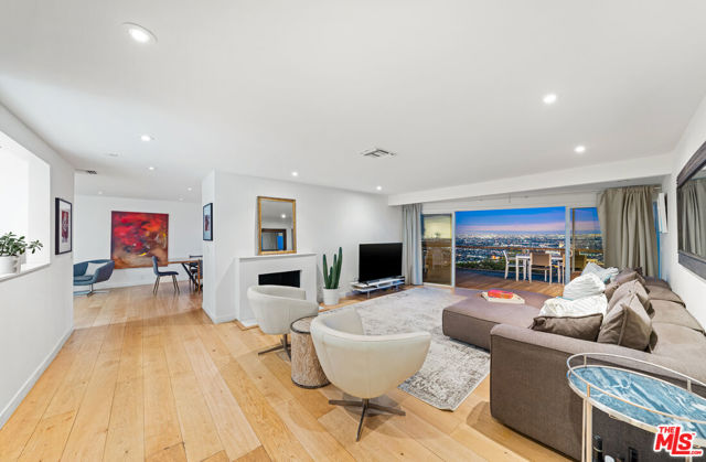 8494 Cole Crest Drive, Los Angeles CA: https://media.crmls.org/mediaz/4bb6e950-2d1a-4565-8733-62e66e2afd1d.jpg