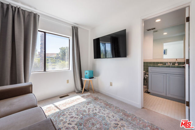 2357 Knob Hill Drive, Riverside CA: https://media.crmls.org/mediaz/4bb71a6c-2858-41df-915a-16c052c29372.jpg