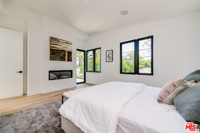 370 N San Vicente Boulevard, West Hollywood CA: https://media.crmls.org/mediaz/4bb73211-9206-455b-8b36-5a8175b32262.jpg