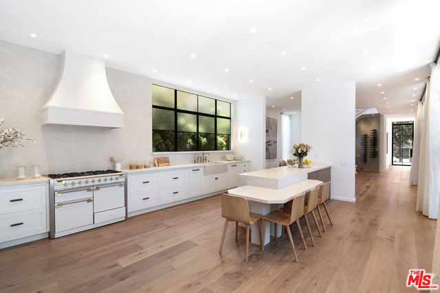 745 E Sunset Avenue, Venice CA: https://media.crmls.org/mediaz/4bb74b06-930d-4b32-857d-7e684c3ec443.jpg