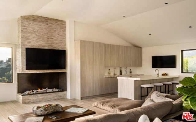 2532 Canyon Oak Dr, Los Angeles CA: https://media.crmls.org/mediaz/4bb751be-a469-457d-8836-4e366c88c25c.jpg