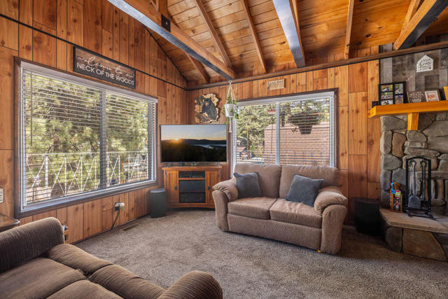 308 W Rainbow Boulevard, Big Bear CA: https://media.crmls.org/mediaz/4bb7d4bc-b7ba-4176-a4af-a7301c75c5e5.jpg