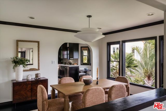 4189 Holly Knoll Drive, Los Angeles CA: https://media.crmls.org/mediaz/4bb834cc-285a-4c1d-aba7-7a1c629788e3.jpg