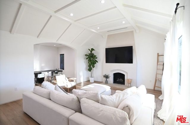 1430 Stearns Drive, Los Angeles CA: https://media.crmls.org/mediaz/4bb92ac9-babc-4c56-833f-400ece3269f0.jpg