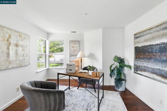 30300 Meridien Cir, Union City CA: https://media.crmls.org/mediaz/4bb954a9-7bed-4a54-820e-6f25c5c06e73.jpg