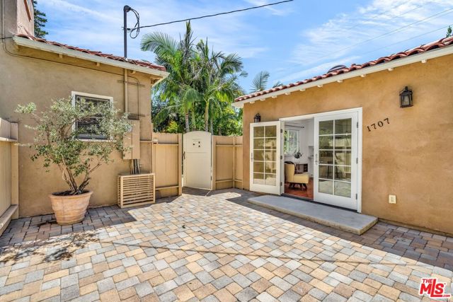 1709 Buckingham Road, Los Angeles CA: https://media.crmls.org/mediaz/4bb95ea6-a593-413c-a336-1414b567d9c4.jpg