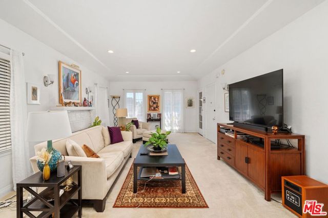 347 N Curson Avenue, Los Angeles CA: https://media.crmls.org/mediaz/4bb9d70c-fb52-4f6e-9d07-8db5dacbbf95.jpg