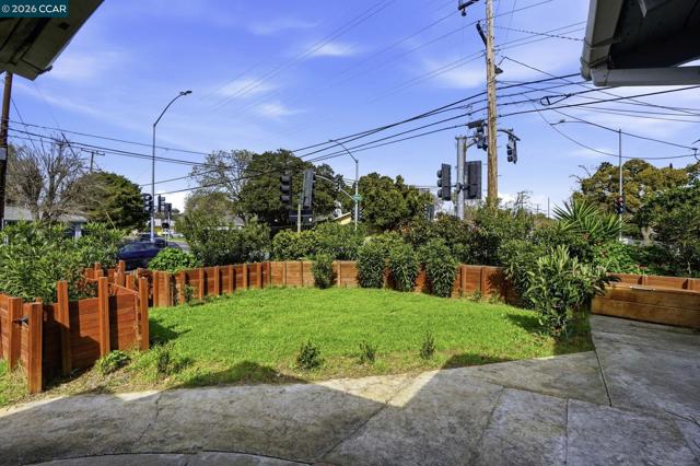 1990 Sunshine Dr, Concord CA: https://media.crmls.org/mediaz/4bbad038-3396-4073-99a3-f91eef11e36b.jpg