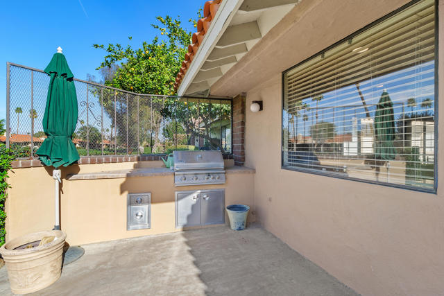 322 Villena Way, Palm Desert CA: https://media.crmls.org/mediaz/4bbb16e3-08bf-43b1-a99a-7d615d872709.jpg