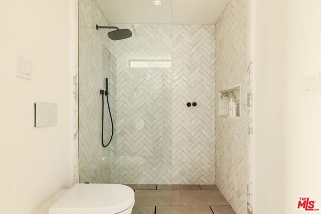 2205 Ocean Front Walk, Venice CA: https://media.crmls.org/mediaz/4bbbe318-988c-4b05-ac3b-97bca19d659f.jpg