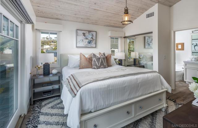 2050 Ocean Front, Del Mar CA: https://media.crmls.org/mediaz/4bbbf126-c042-48b1-b51d-740accc983d2.jpg