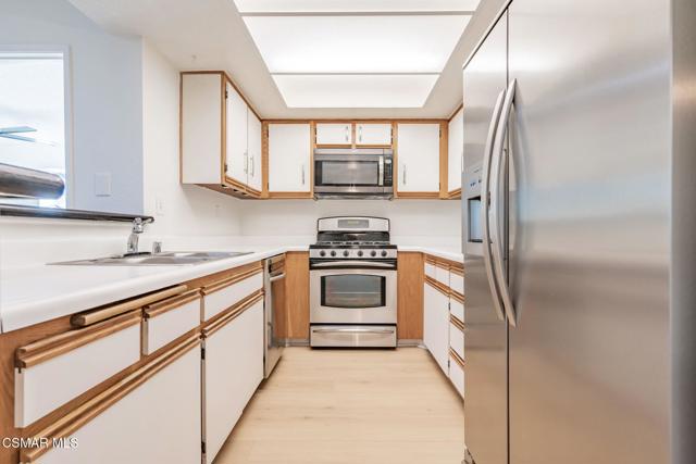 1165 Fitzgerald Road, Simi Valley CA: https://media.crmls.org/mediaz/4bbc2859-afd7-415a-a6c5-44c0015d39fb.jpg