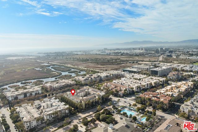 13200 Pacific Promenade, Playa Vista CA: https://media.crmls.org/mediaz/4bbc99ed-268d-44d6-9bc3-2e52a1a9f188.jpg