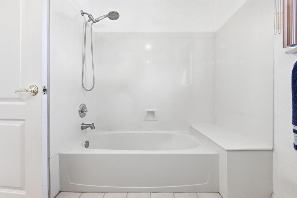 https://media.crmls.org/mediaz/4bbceeb5-1a7e-4a4b-9dd6-a2403dca2a62.jpg?preset=X-Large