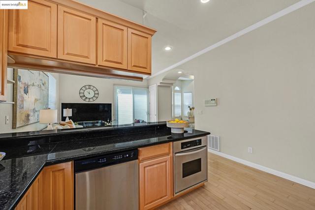 35 Amherst Ct, Menlo Park CA: https://media.crmls.org/mediaz/4bbd4876-e145-4636-a21b-69e716ad77e5.jpg