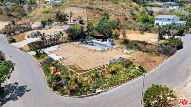 20521 Roca Chica Drive, Malibu CA: https://media.crmls.org/mediaz/4bbd7c78-28a4-490e-854e-230e70265e6a.jpg